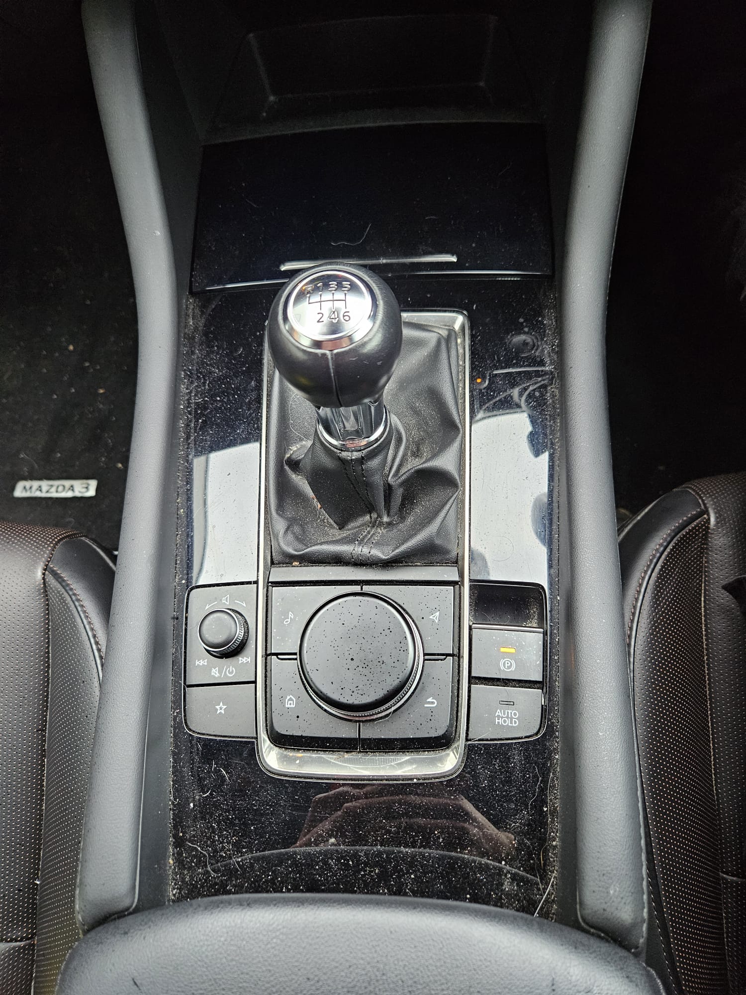 Cleaned Mazda centre console, gear lever and leather trim